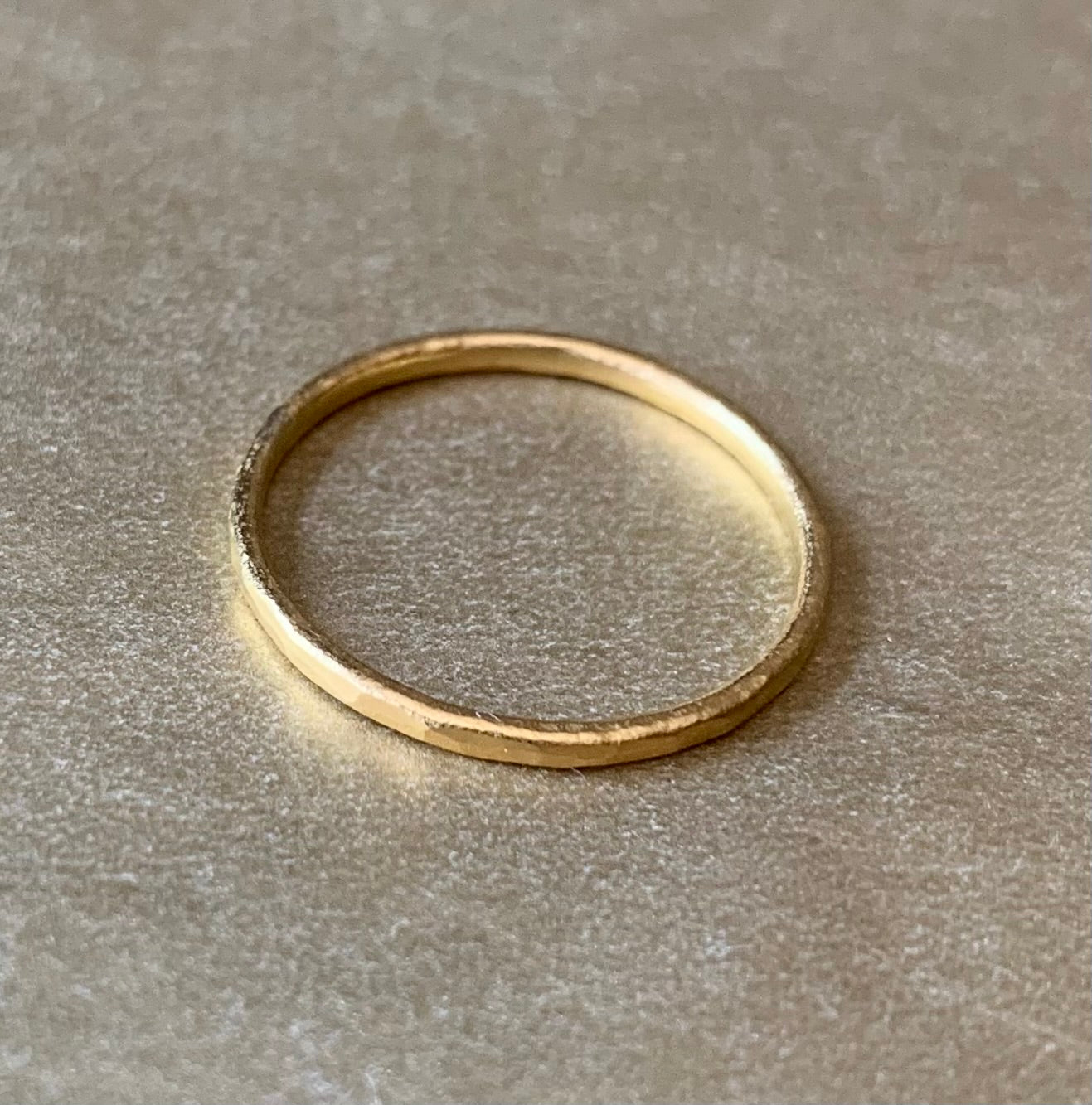20k gold Simple Hammered Band Ring